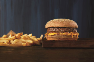 Ned Kelly Cheddar Burger do Outback Steakhouse, que participará do evento.