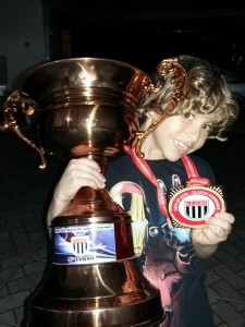 O atleta Lucas Antunes, de 7 anos, levou o 1º lugar na categoria Sub 9 Super Ligeiro. Foto: divulgação.