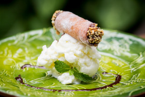 Cannoli recheado de brigadeiro com sorvete de tapioca. Foto: divulgação.