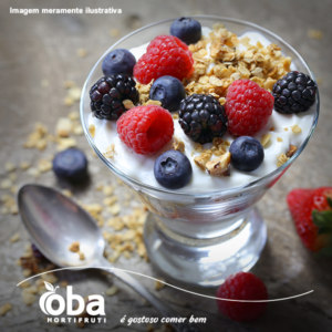 Doce de aveia, granola e frutas frescas