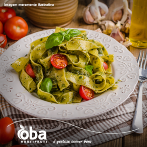 Fettuccine ao pesto com legumes sauté