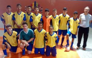 A equipe da E. E. Professor Carlos Tancler, campeã do futsal masculino. Crédito da foto: divulgação.