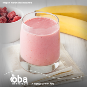 Vitamina com banana e frutas vermelhas