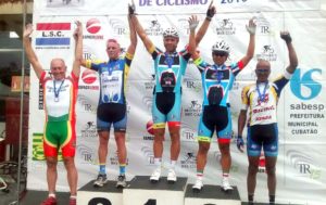 Pódio da categoria Master A, com dois atletas indaiatubanos: Antônio Garcia e Milton Takahara. Foto: divulgação.