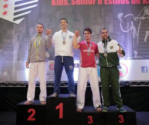 O atleta José Nunes de Moraes Neto no pódio da categoria Luta Adulto 75 kg. Foto: Federação Paulista de Karatê.