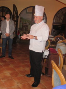 O chef Daniel Valay apresentando o festival para convidados na noite de ontem.