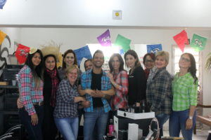 Equipe Lorenz Hair no Arraial do Bem, que contou com a arrecadação de agasalhos e compra de meias para moradores de rua. Foto: divulgação.