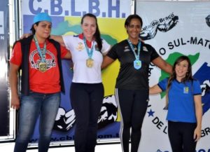 As atletas Gabriela Vasconcelos e Maraline Pardim no pódio da categoria 80 kg. Foto: Federação Sul-Mato-Grossense de Luta de Braço (Fsmlb).