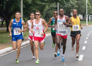 O atleta queniano Hillary Kibet, à frente com a camiseta da equipe Luasa, está entre os inscritos. Foto: divulgação.