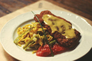 Filet mignon alla Milanese com fettucine ao pesto, batata, vagem e tomate confit. Foto: divulgação.